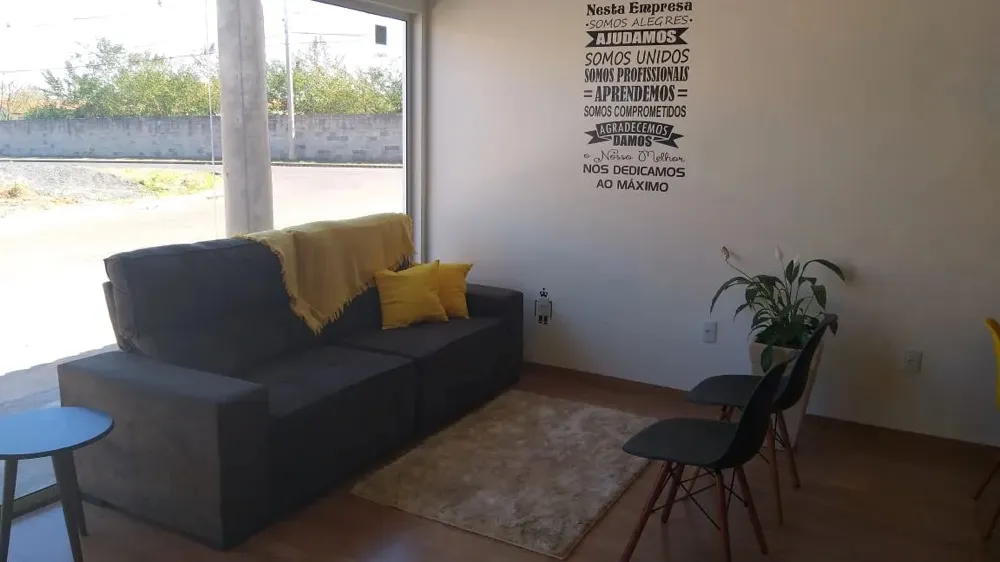 Sala de espera com o manifesto da empresa pintado na parede