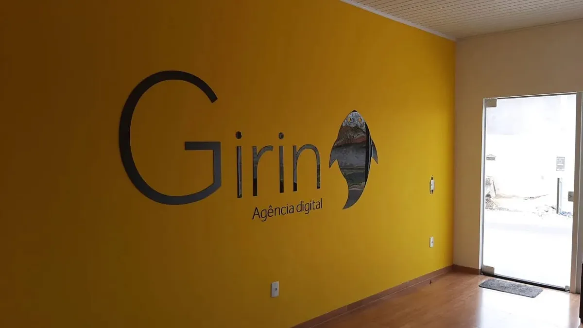 Recepção da Girino, com o logo aplicado na parede amarela